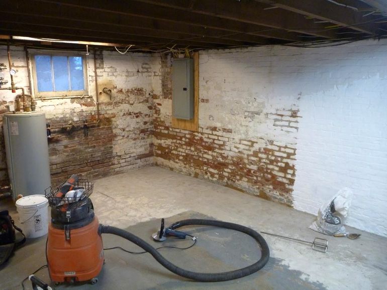 Как избавиться от сырости в подвале гаража