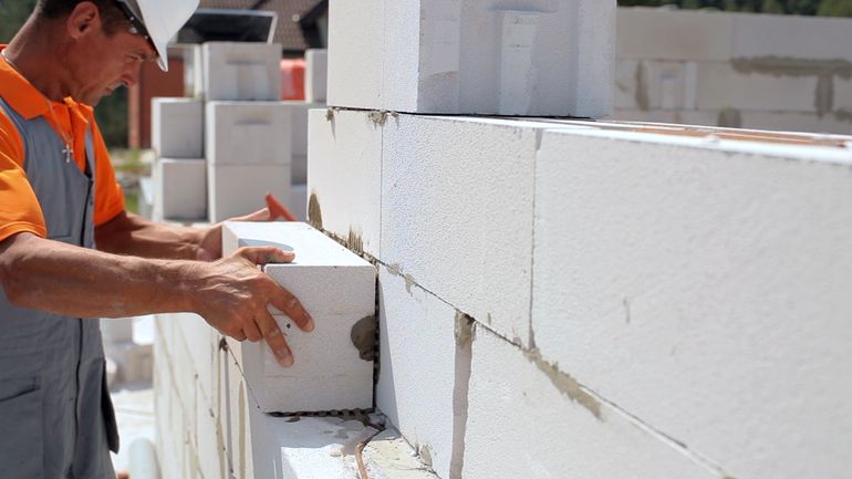 Чем отделать стены из пеноблока внутри дома