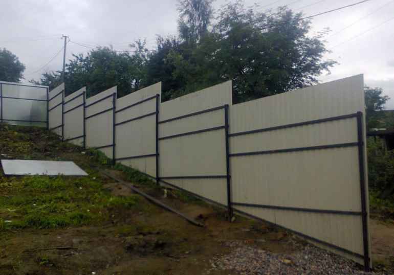 Как построить забор из профнастила на неровном участке