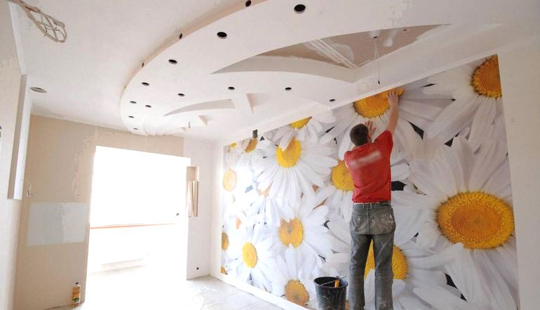 Что делать, если обои наклеены ровно, а стыки все равно не совпадают