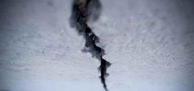 5 ошибок из-за которых потолок растрескался после ремонта