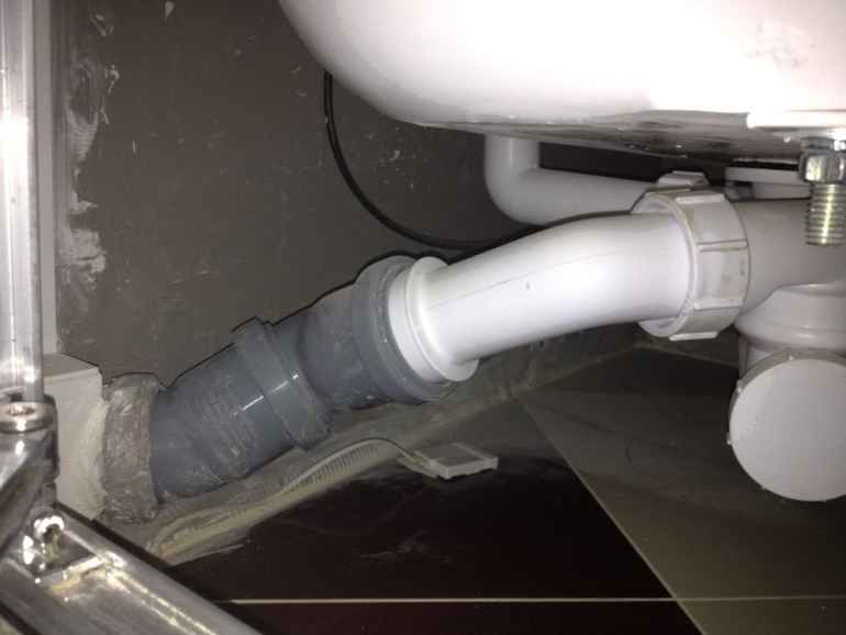 Как справиться с протечкой стыка трубы своими силами