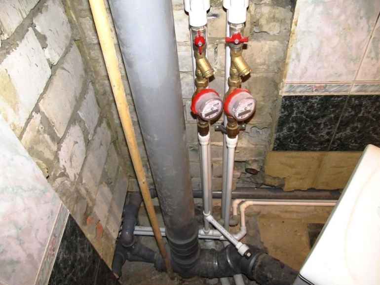 Как справиться с протечкой стыка трубы своими силами