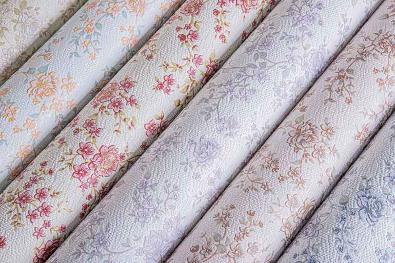 Какие обои лучше не клеить на неровные стены