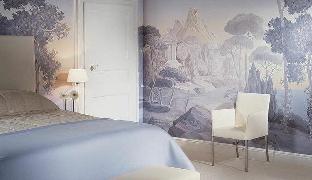 Какие обои лучше не клеить на неровные стены